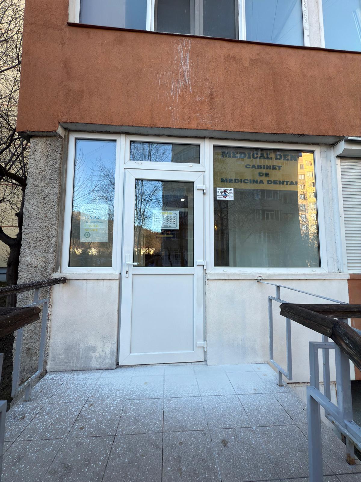 Intrarea cabinetului Medical Dent din strada Mihai Viteazul nr. 6, bloc i2, scara A, la parter
