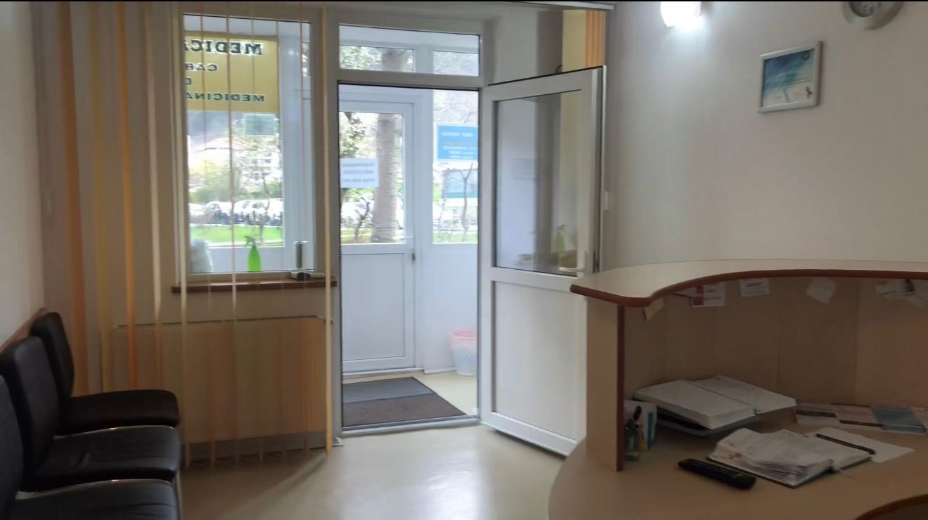 Recepția Medical Dent, cu locuri de așteptare și acces spre intrare