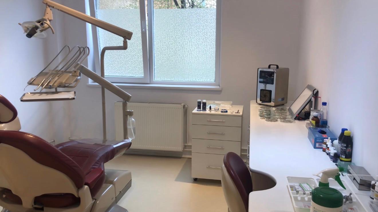 Scaunul stomatologic și zona de lucru din cabinetul Medical Dent